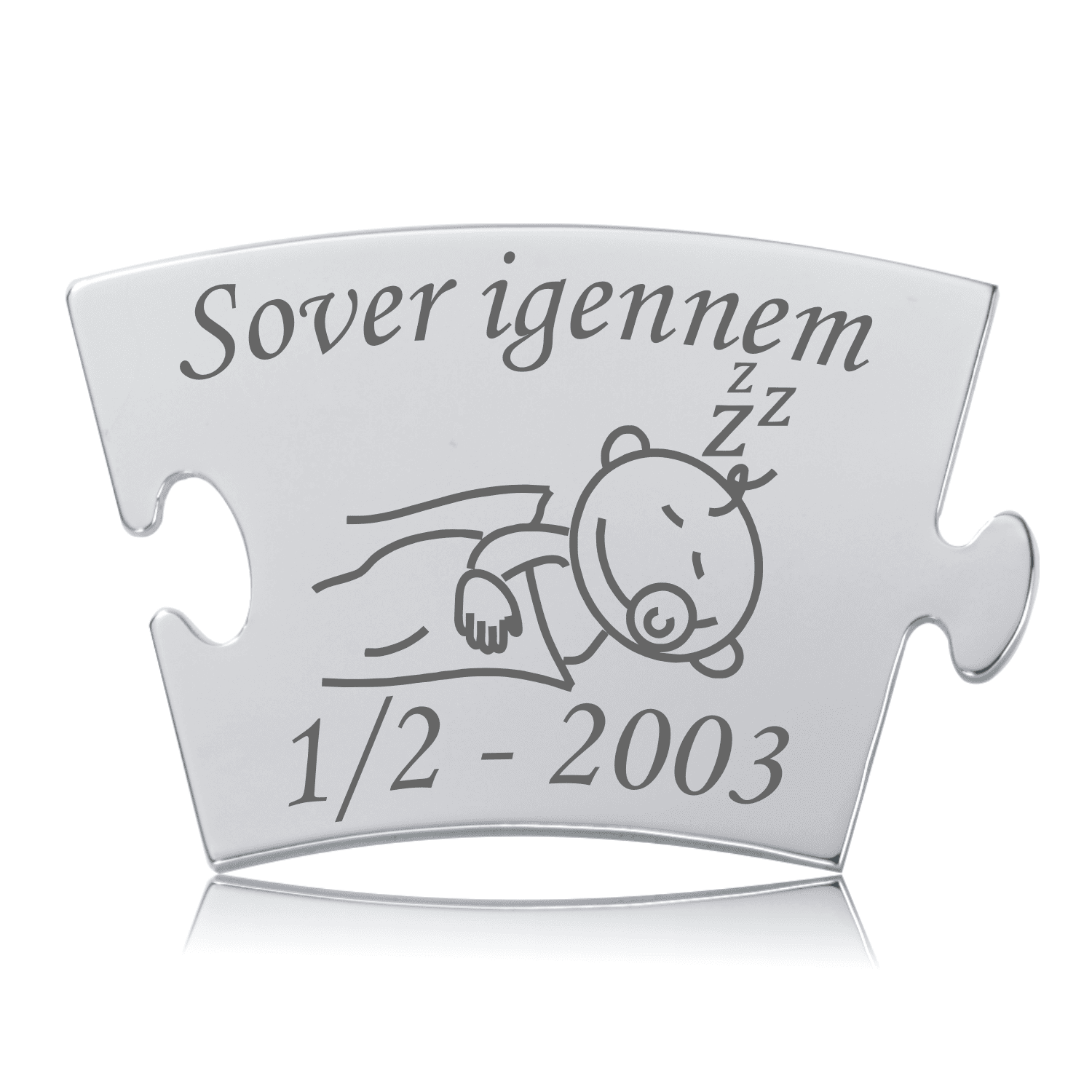 Sover igennem Memozz Classic mindebrik i blankt, rustfrit stål med graveret motiv af sovende baby og teksten "Sover igennem"