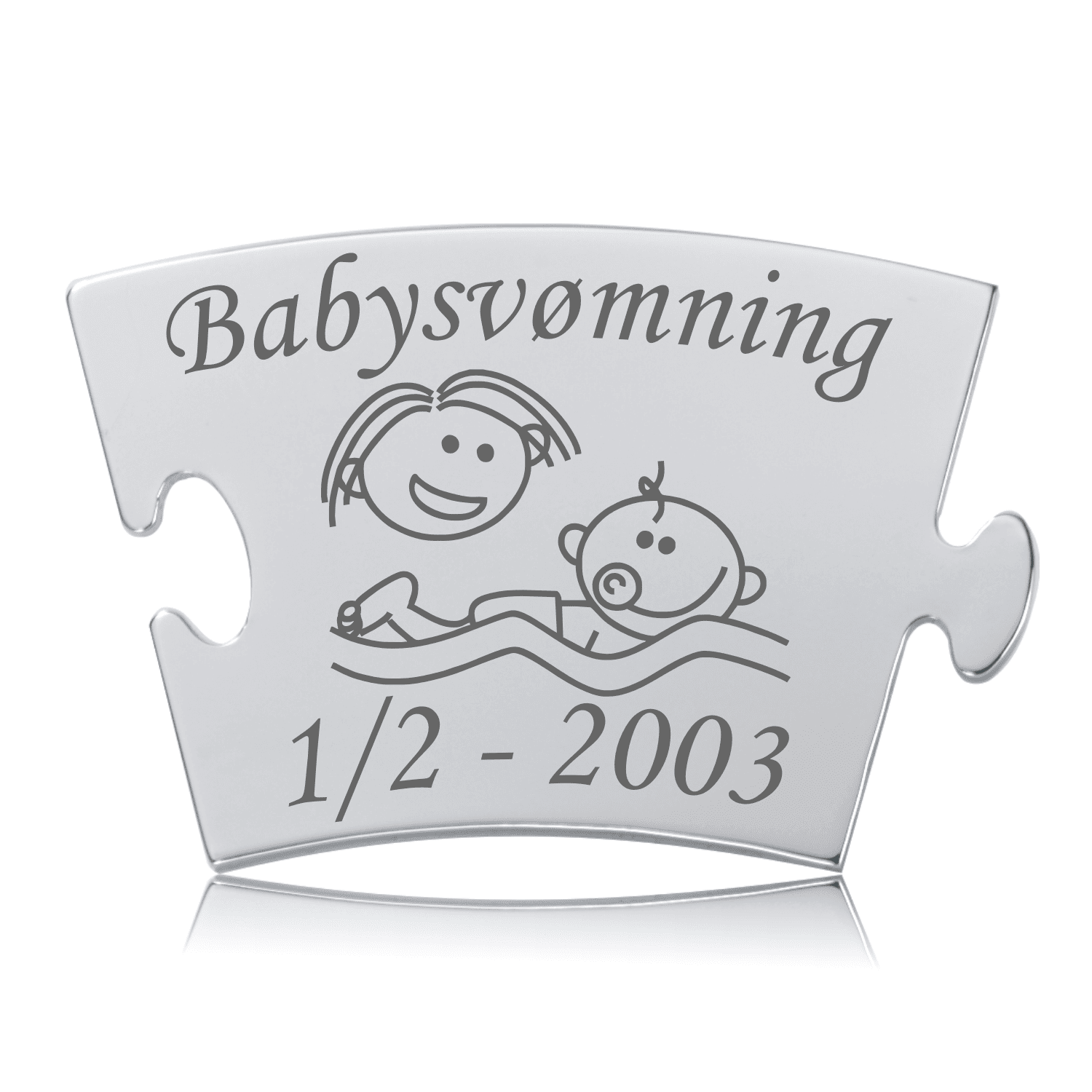 Memozz Classic brik "Babysvømning" i håndpoleret rustfrit stål med lasergraveret motiv af voksen og baby i vand og teksten "Babysvømning".