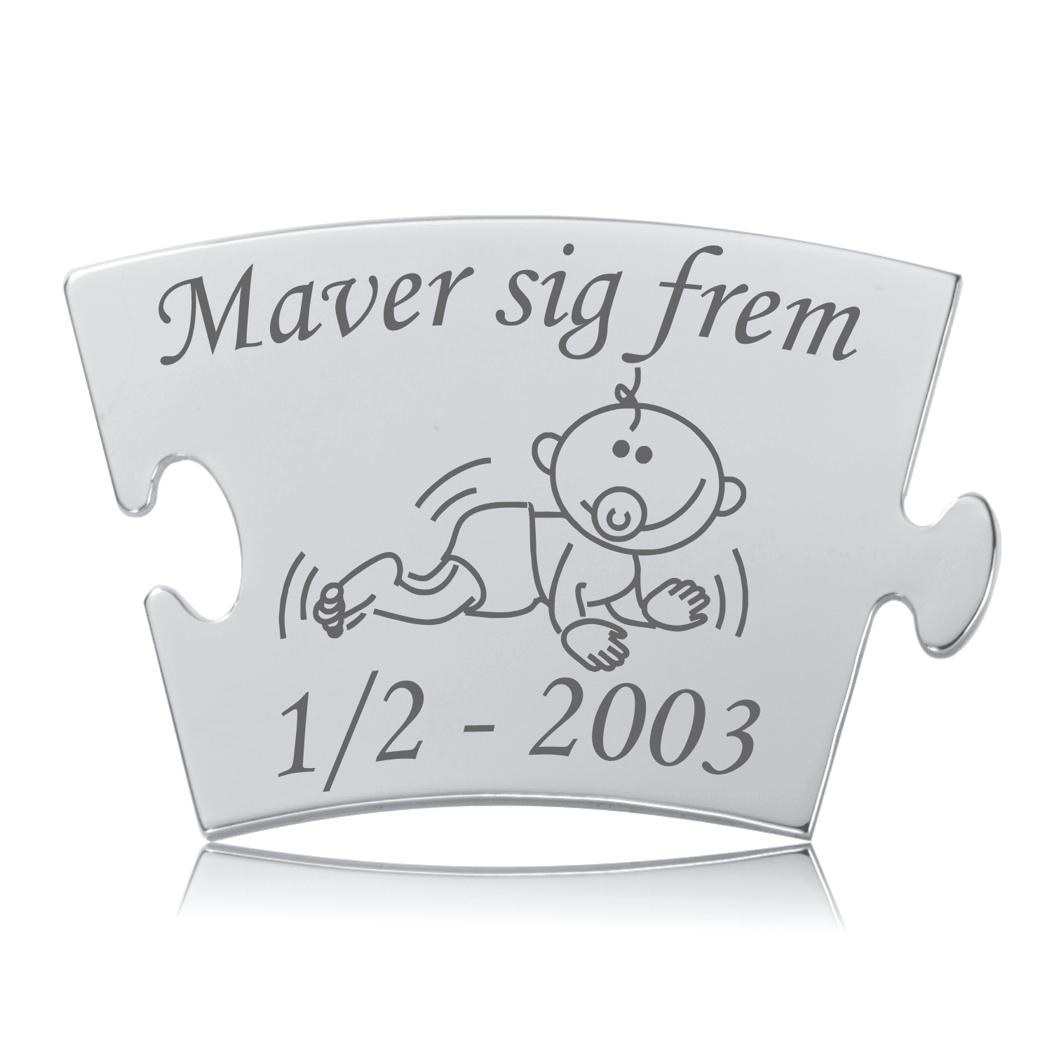 Memozz Classic brik "Maver sig frem" i blankt rustfrit stål med gravering af en kravlende baby og teksten "Maver sig frem".