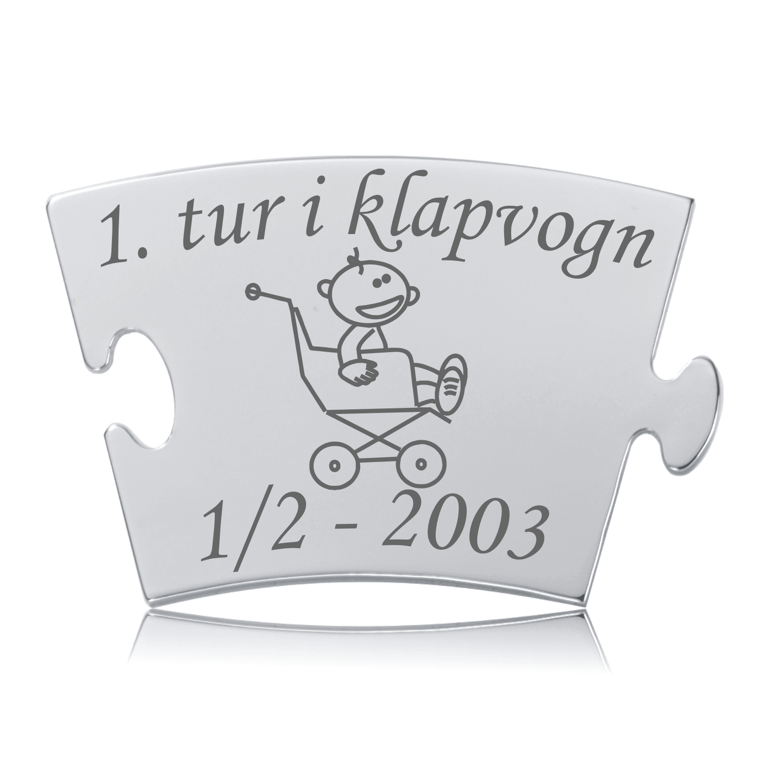 Memozz Classic mindebrik i håndpoleret rustfri stål med gravering af "1. tur i klapvogn" og et smilende barn i klapvogn.