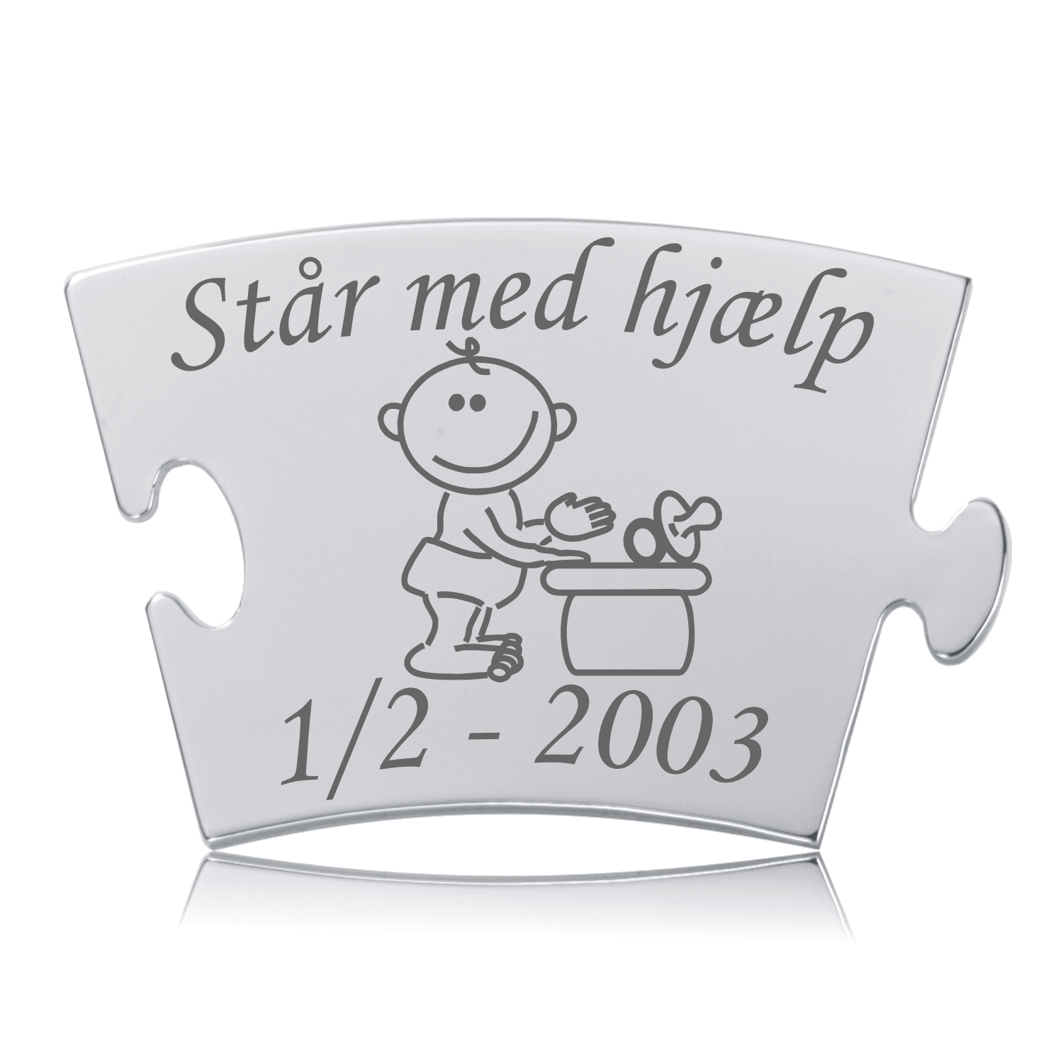 Memozz Classic mindebrik "Står med hjælp" i håndpoleret rustfrit stål med mørk lasergravering af barn og tekst.