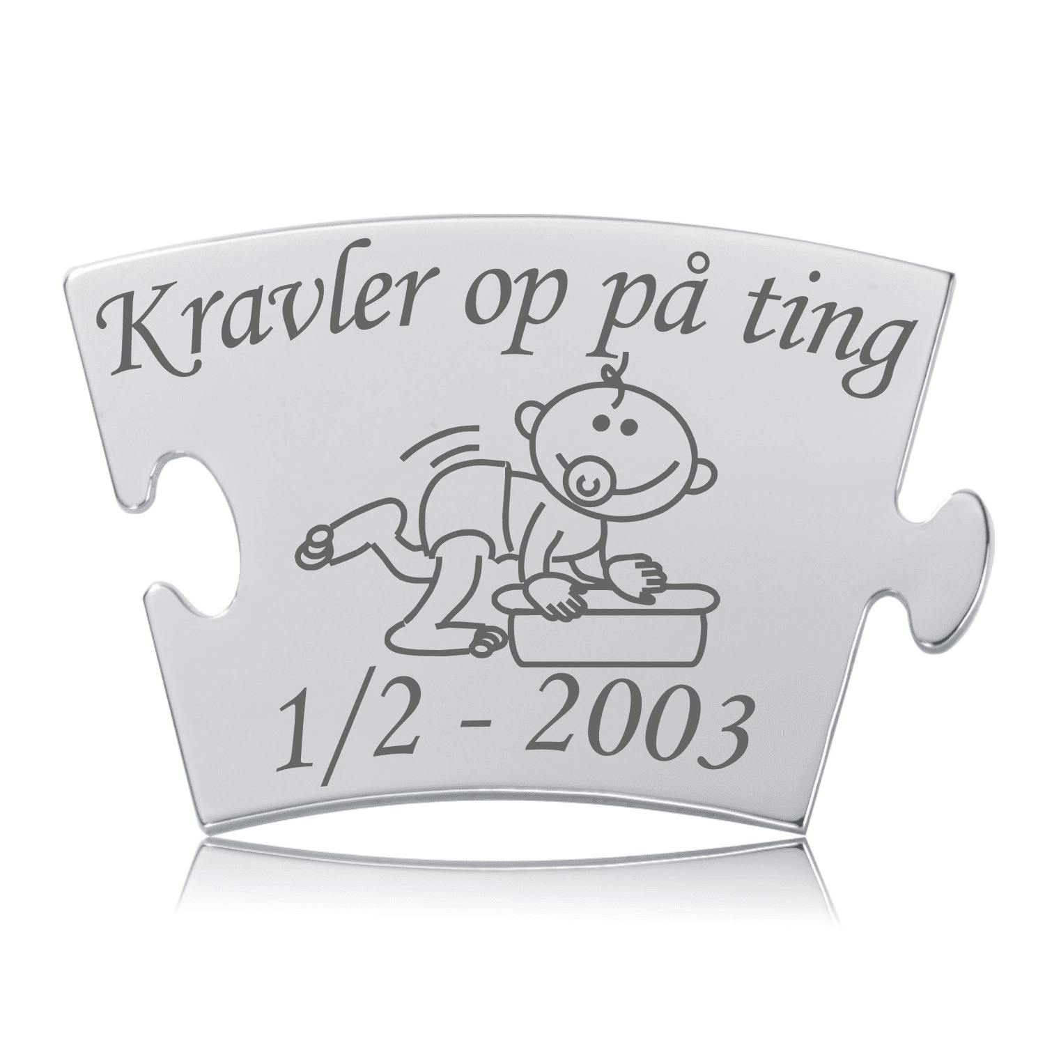 Memozz Classic brik i rustfrit stål med gravering af kravlende baby og teksten "Kravler op på ting".
