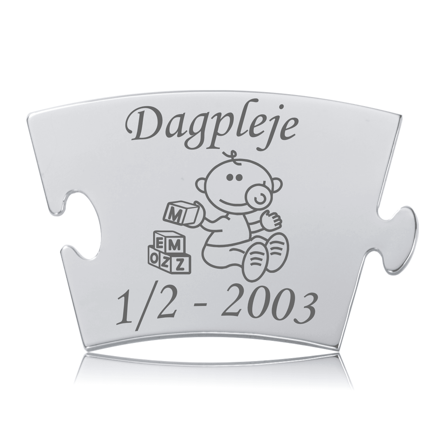 Memozz Classic Dagpleje brik i håndpoleret stål med lasergravering af baby og blokke
