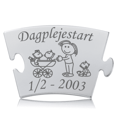 Memozz Classic brik i rustfrit stål med gravering af "Dagplejestart", en venlig figur, der passer på to babyer i en barnevogn og en siddende baby.