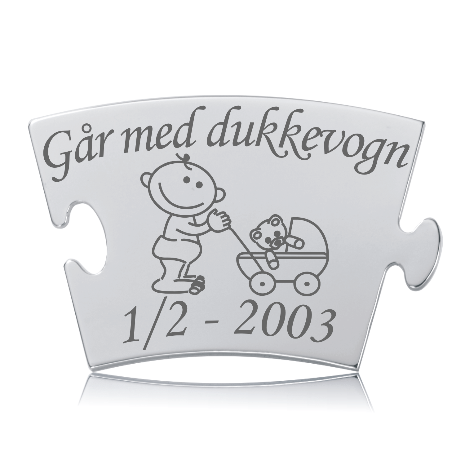 Memozz Classic "Går med dukkevogn" brik i poleret rustfrit stål med graveret motiv af barn der skubber dukkevogn