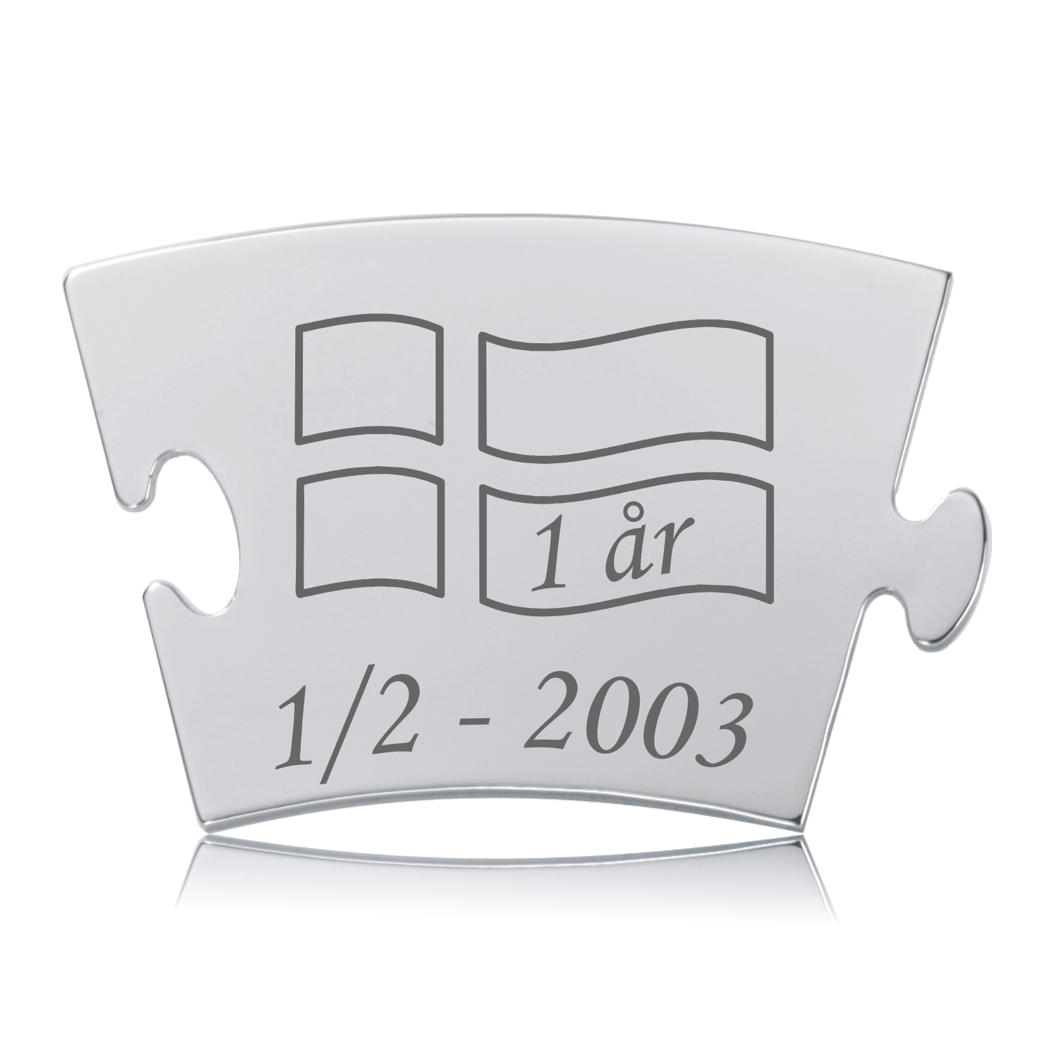 Blankpoleret Memozz Classic fødselsdagsbrik med graveret dansk flag og "1 år" inskription, på hvid baggrund.