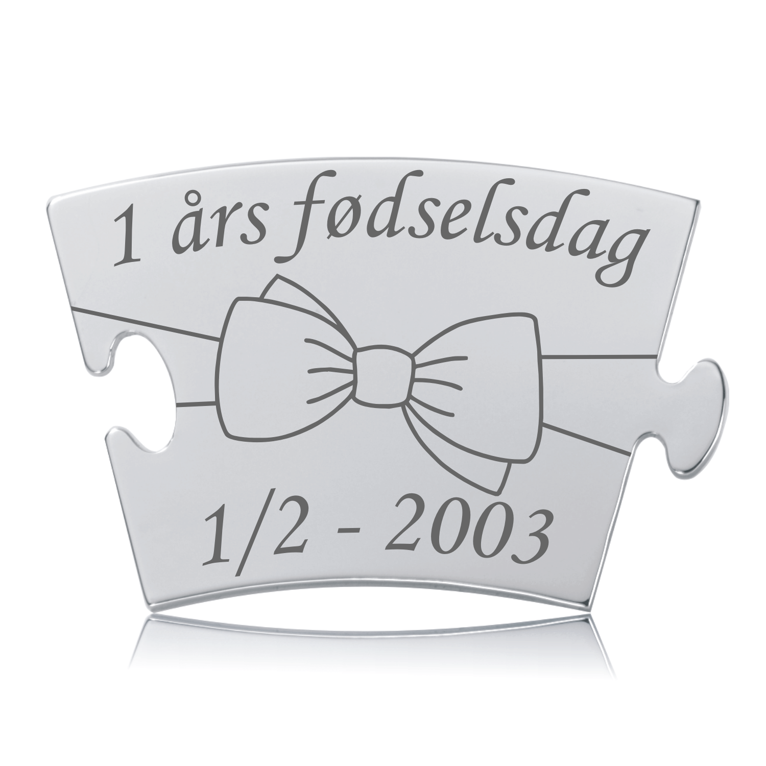 Memozz Classic fødselsdagsbrik i blankt stål med graveret sløjfe symbol og teksten "1 års fødselsdag"