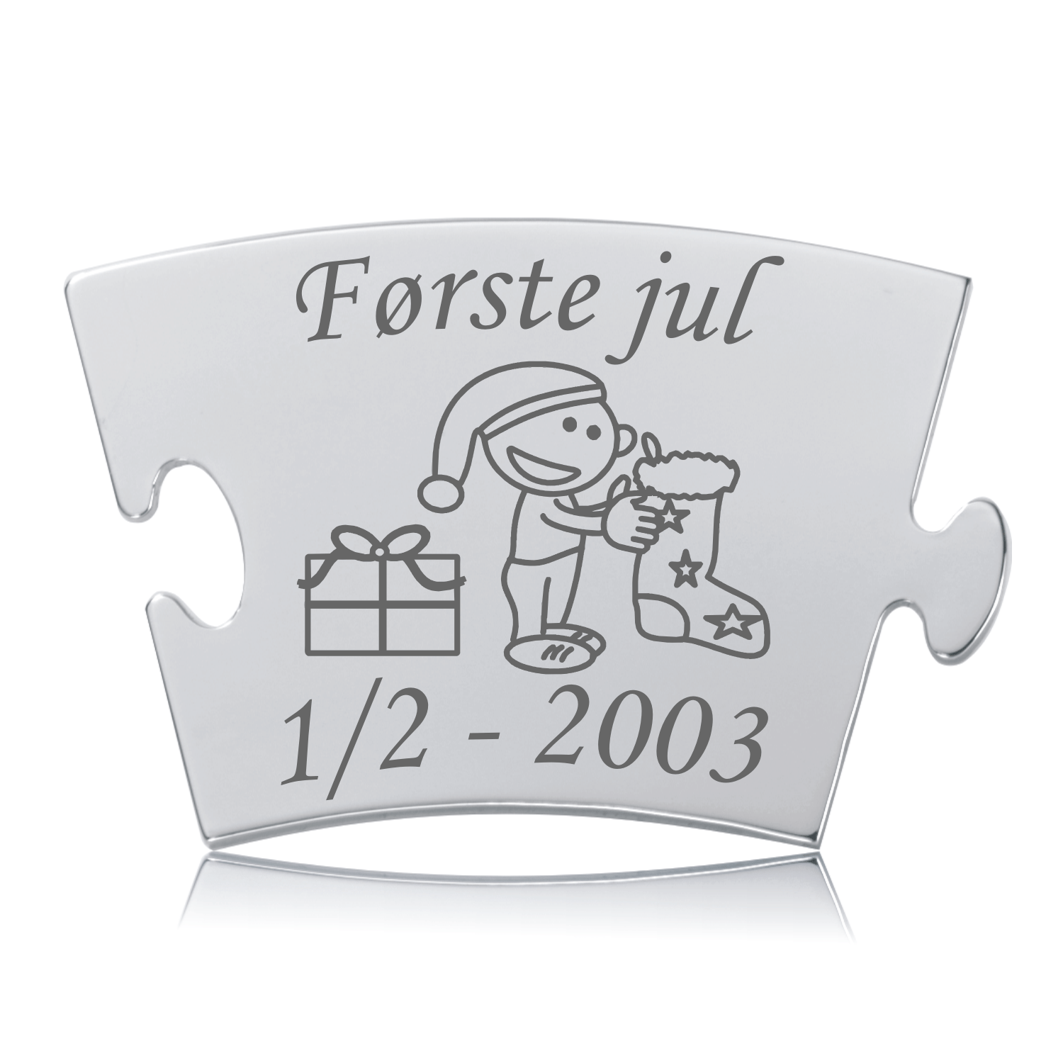 Blankpoleret Memozz Classic brik med gravering af nisse, julestrømpe, gave og teksten "Første jul".