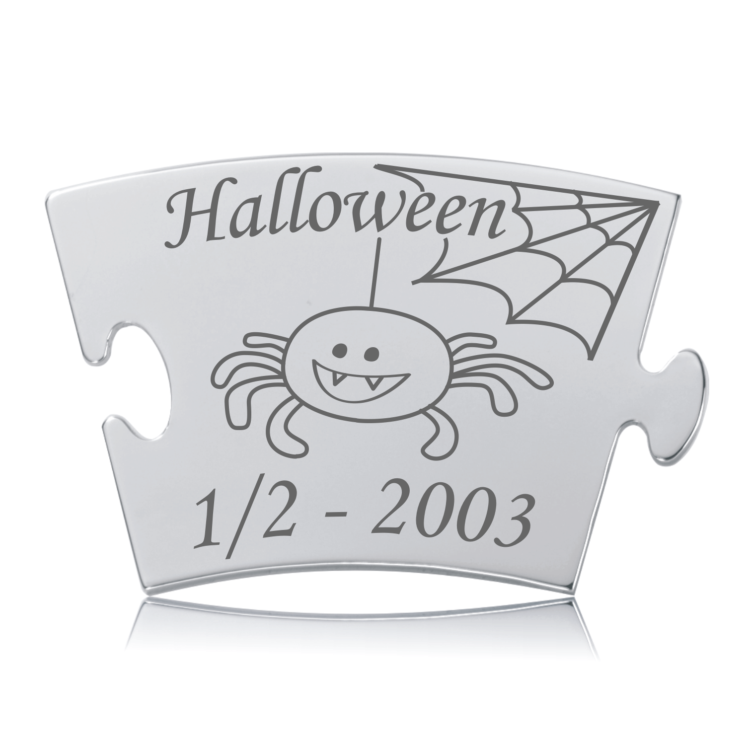 Halloween Mindebrik - Memozz Classic Halloween mindebrik i rustfrit stål med gravering af "Halloween" over en smilende edderkop og et spindelvæv.