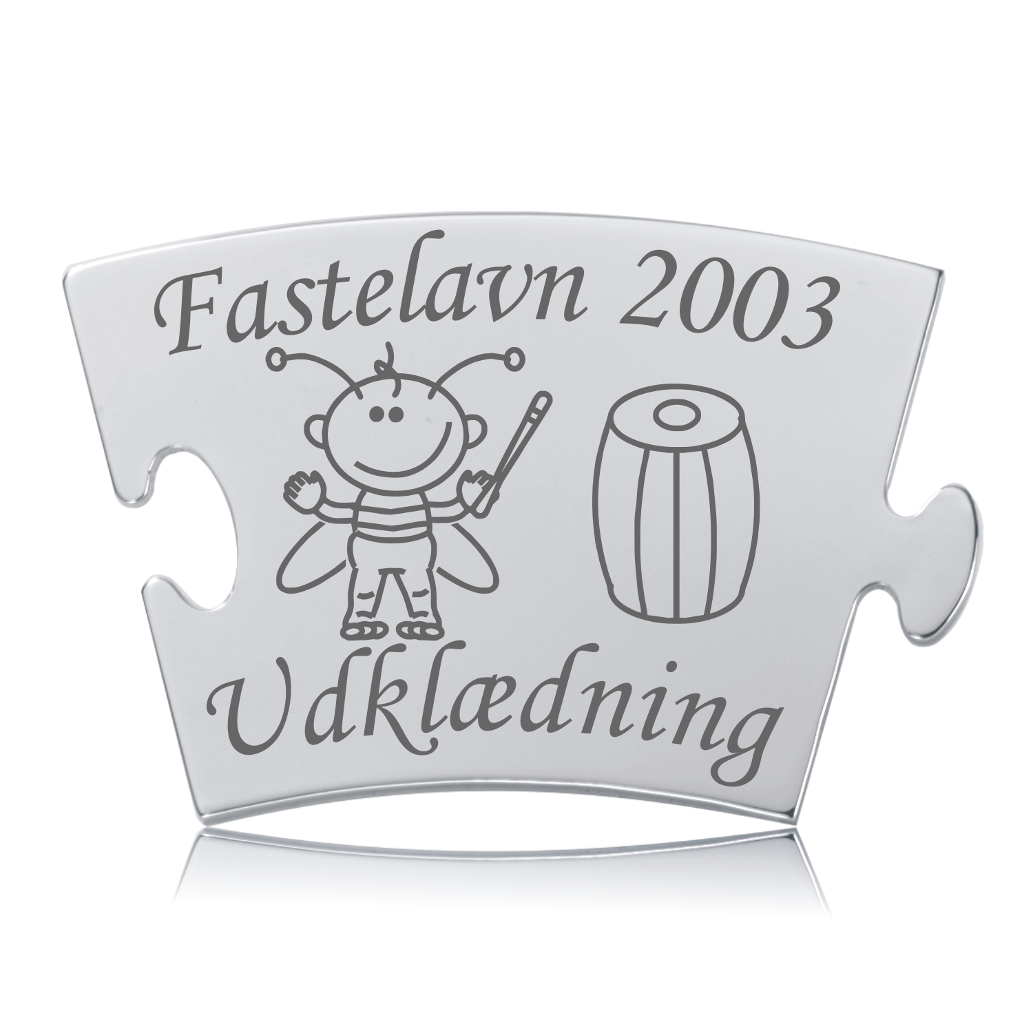Fastelavn - Bi Memozz Classic brik i skinnende rustfrit stål med lasergraveret årstal, en sød bi og en fastelavnstønde, samt teksten "Udklædning".