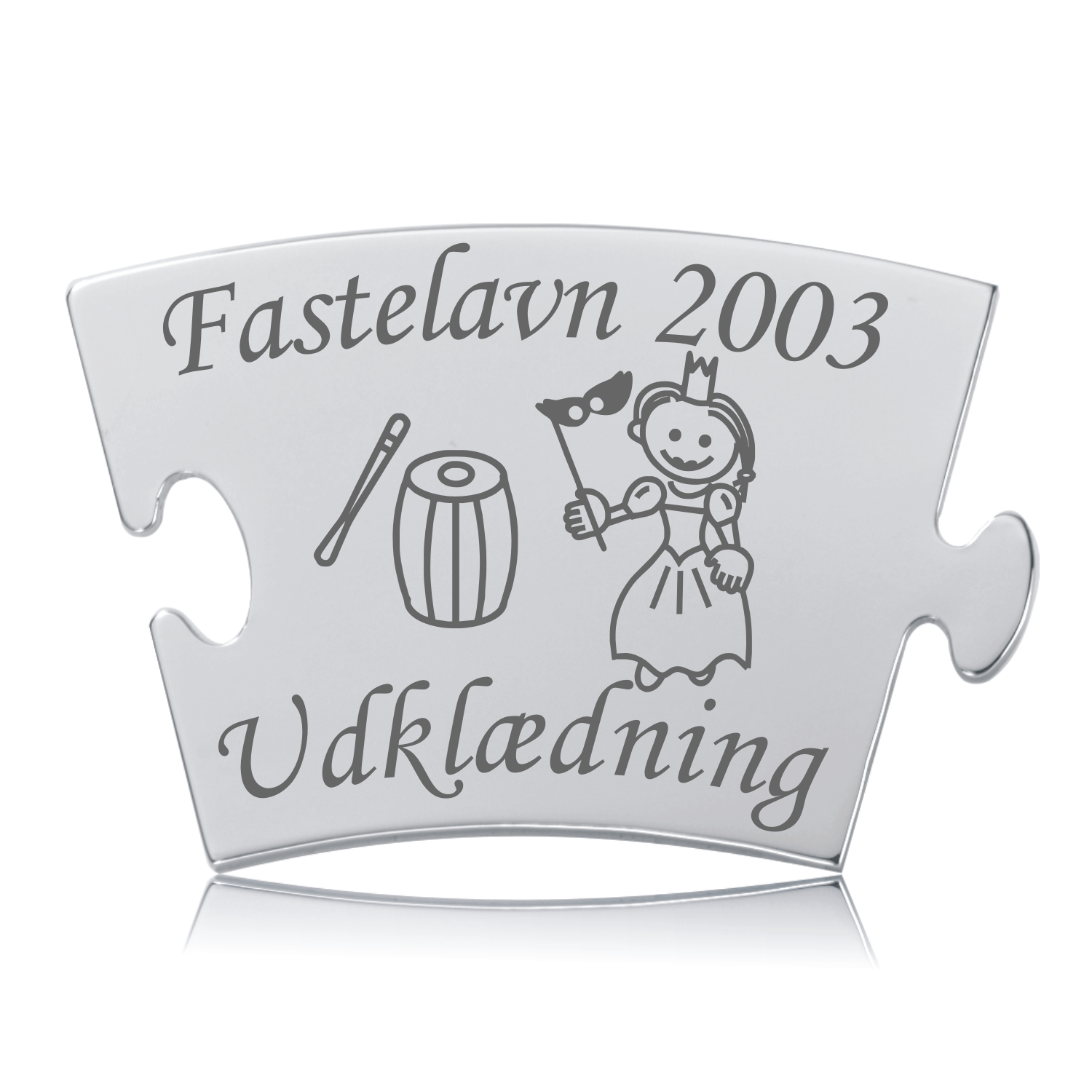 Fastelavn prinsesse mindebrik i sølvfarvet stål med lasergraveret prinsesse, tønde og teksten "Udkældning".