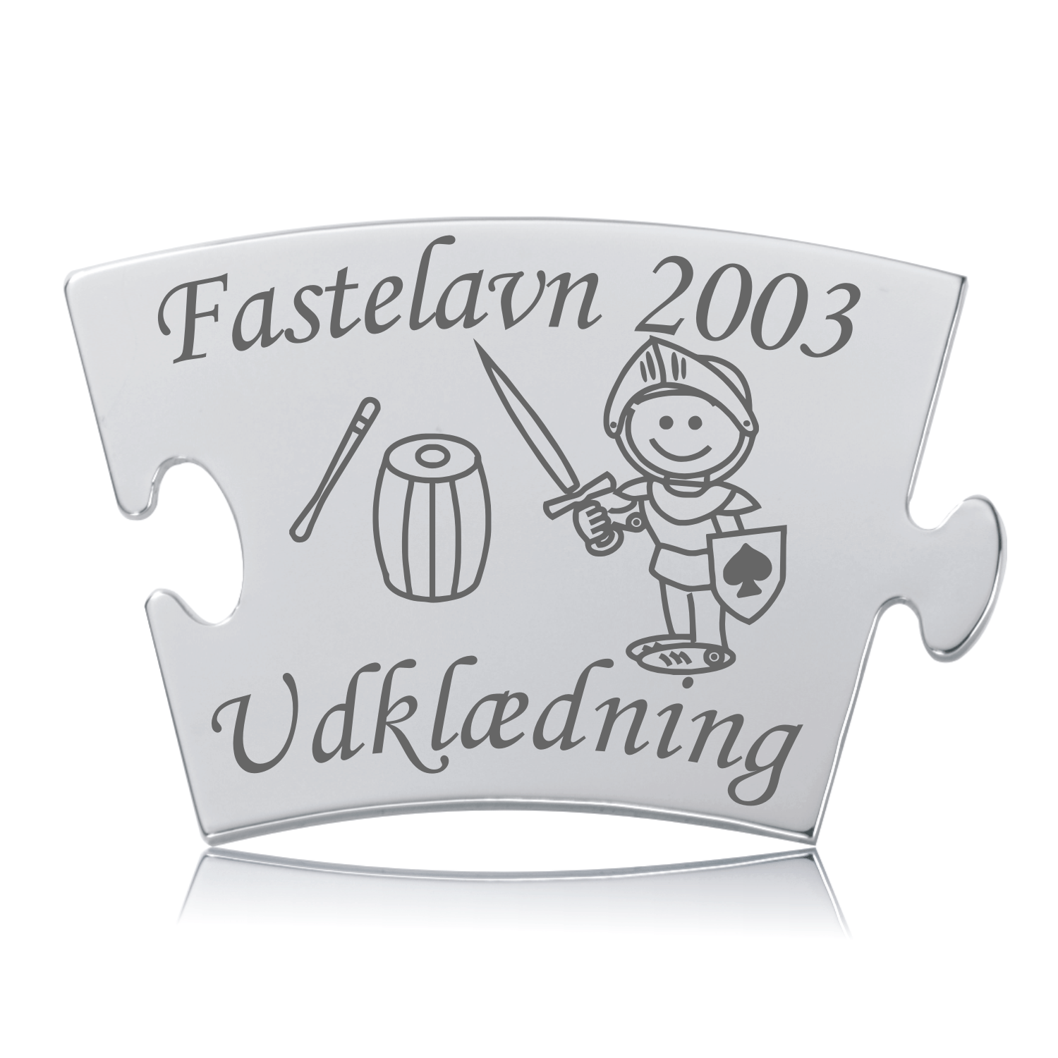 Memozz Classic Fastelavn Ridder brik i håndpoleret rustfrit stål med lasergravering af fastelavnsridder, tønde og pisk.