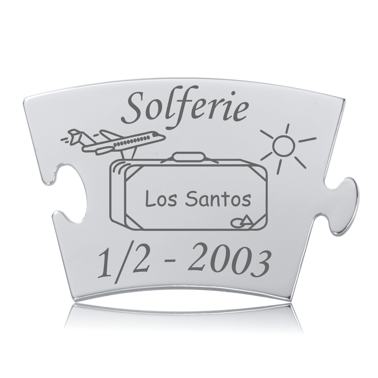 Memozz Classic Solferie mindebrik i håndpoleret stål med gravering af fly, kuffert og sol, samt teksten "Solferie," "Los Santos," og en dato.