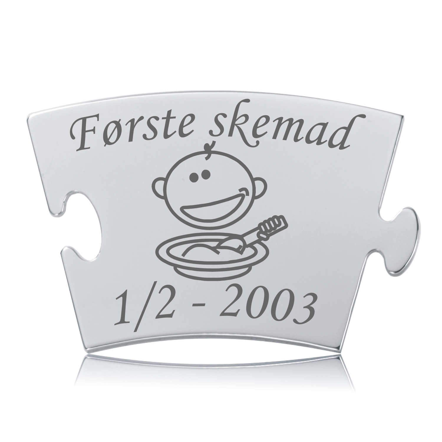 Memozz Classic brik "Første skemad" i skinnende rustfrit stål med et charmerende børne- og ske-motiv. Den perfekte gave til barnets milepæle.