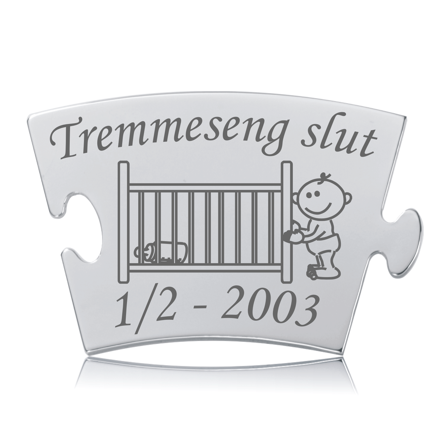 Memozz Classic "Tremmeseng slut" brik i håndpoleret rustfri stål med detaljeret mørk lasergravering af tremmeseng og baby.