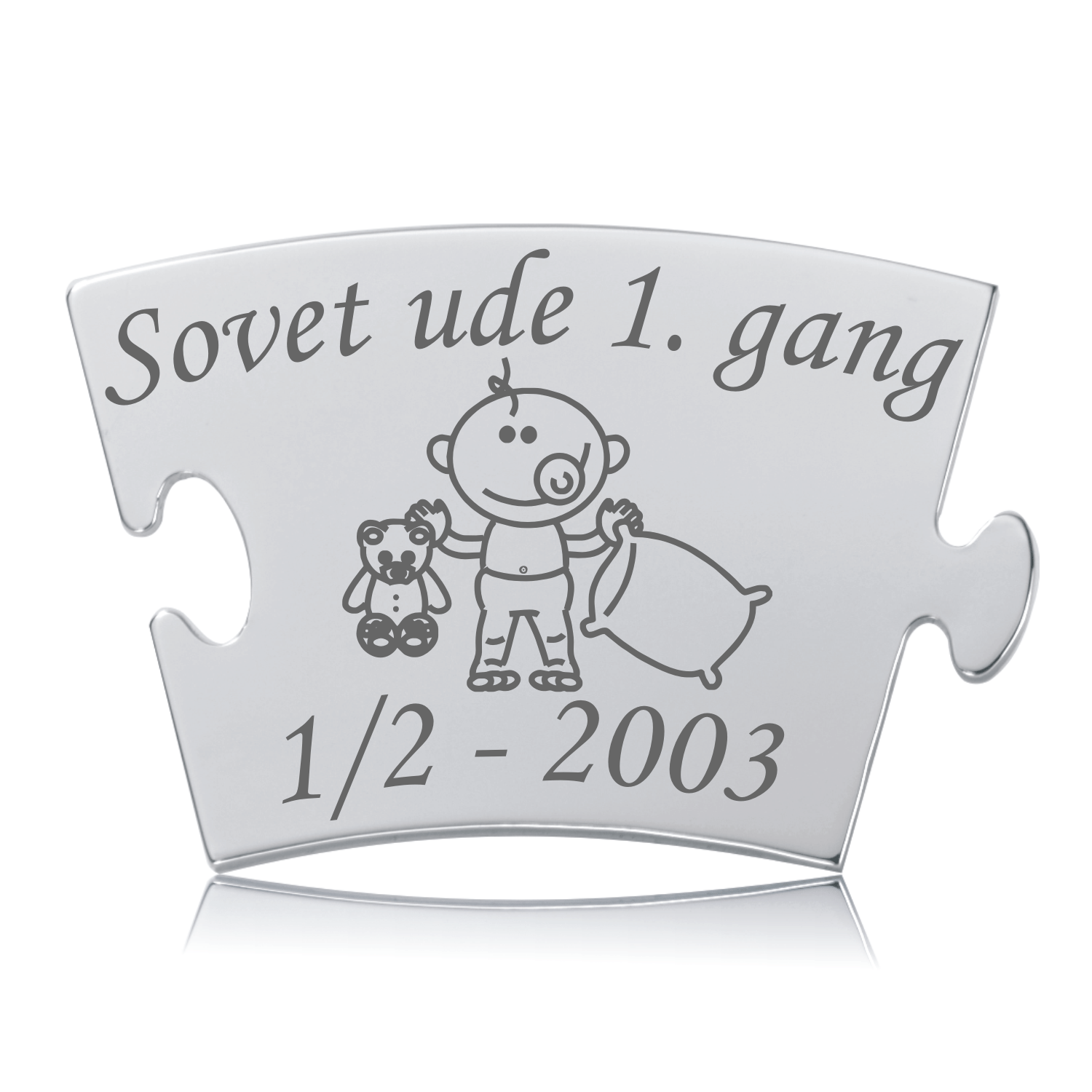 Memozz Classic brik "Sovet ude 1. gang" med gravering af smilende baby, bamse og pude på sølvfarvet stål