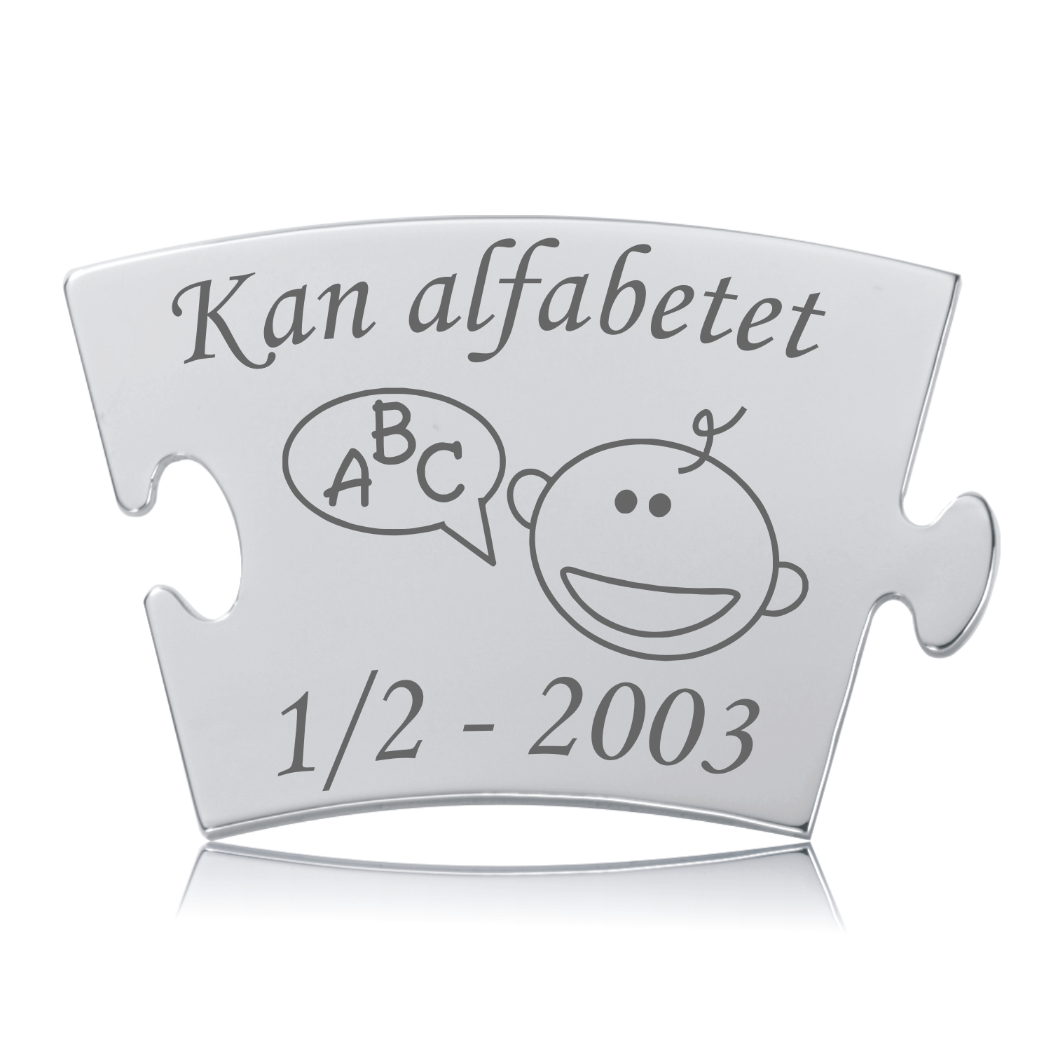 Memozz Classic brik "Kan alfabetet" i håndpoleret rustfrit stål med tydelig mørk lasergravering. Brikken viser teksten "Kan alfabetet" og et barnemotiv med ABC-bogstaver i en taleboble.