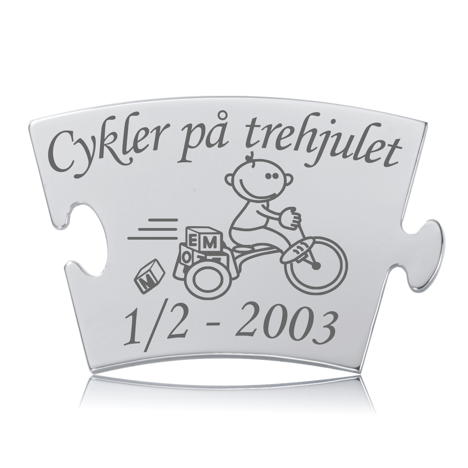 Memozz Classic brik "Cykler på trehjulet" i poleret rustfrit stål med mørk, detaljeret lasergravering af barn på cykel