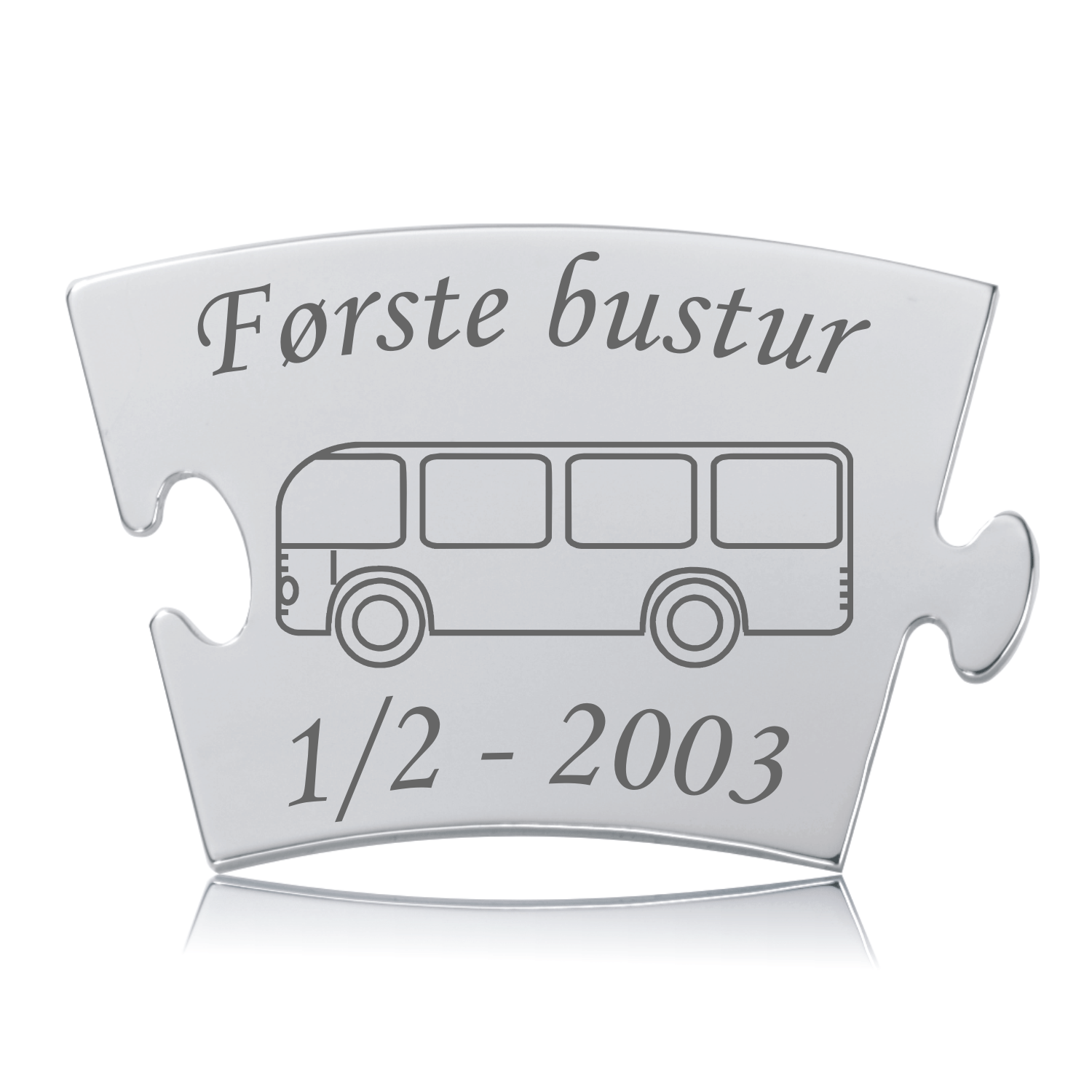Memozz Classic brik "Første bustur" i skinnende rustfrit stål med mørk lasergravering af en bus og tekst.