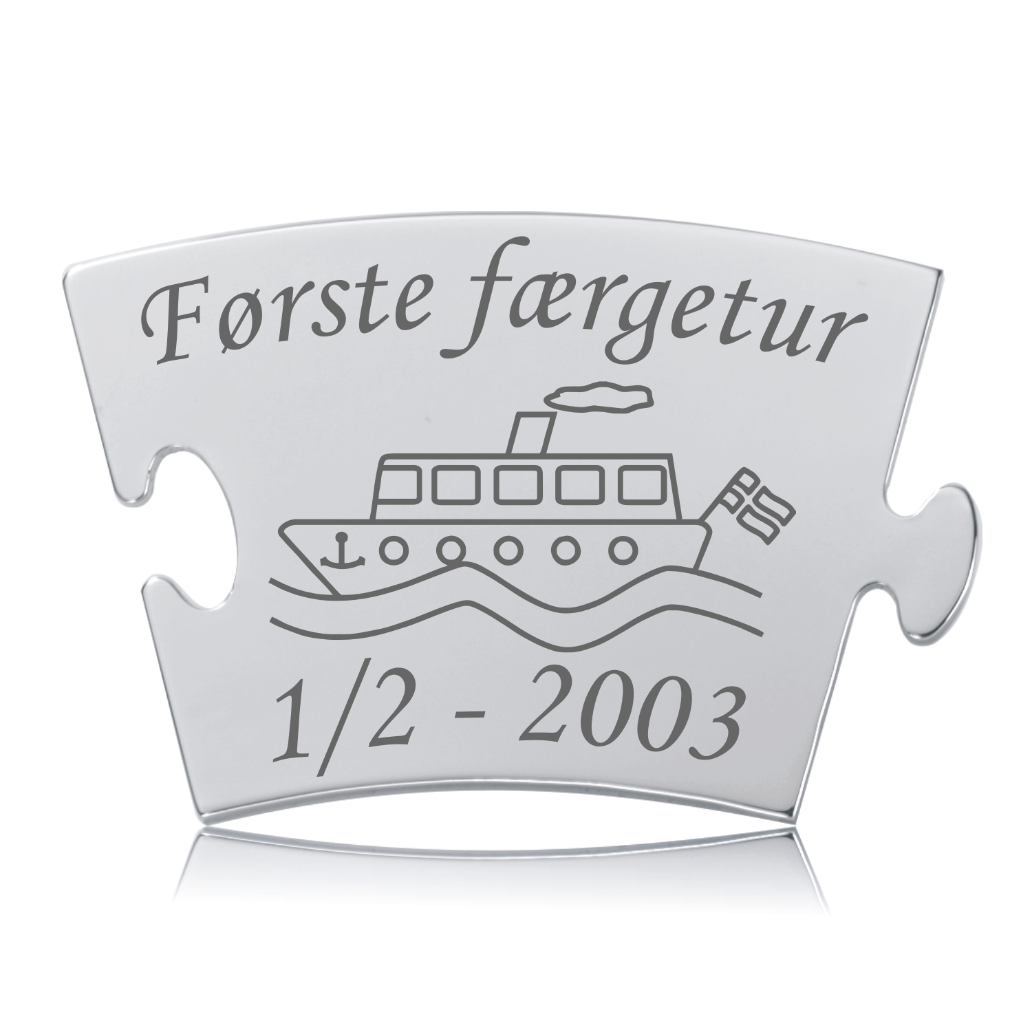 Memozz Classic brik "Første færgetur" i poleret rustfrit stål med detaljeret lasergravering af en færge og teksten "Første færgetur".