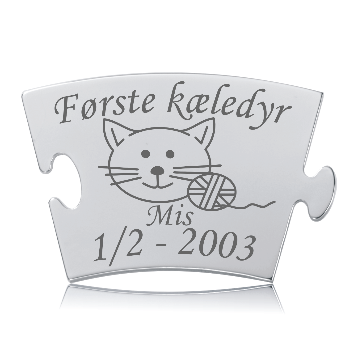 Første Kæledyr Kat Memozz Brik Memozz Classic brik "Første kæledyr - Kat" i sølvfarvet stål med mørk gravering af kat og garnnøgle