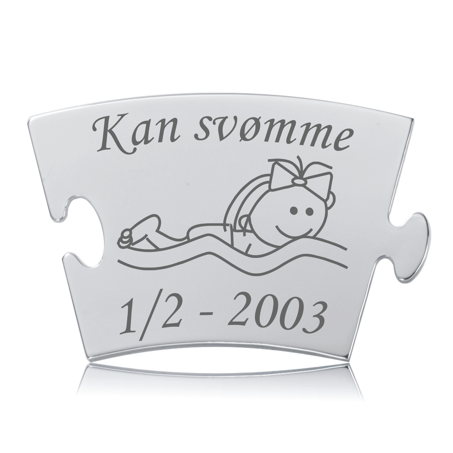 Kan svømme Pige Brik - Memozz Classic Memozz Classic brik "Kan svømme - Pige" med illustration af pige i vand og teksten "Kan svømme", håndpoleret rustfrit stål.