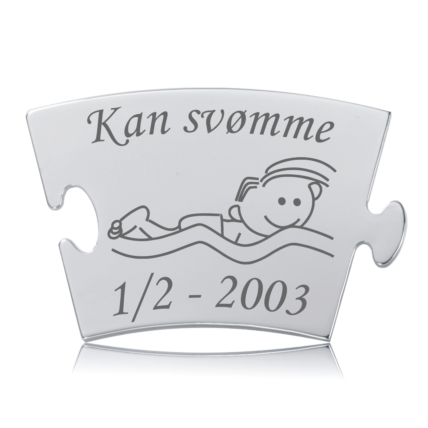 Kan svømme - Dreng Memozz Brik Memozz Classic brik "Kan svømme - Dreng" i poleret rustfri stål med gravering af svømmende dreng og teksten "Kan svømme".