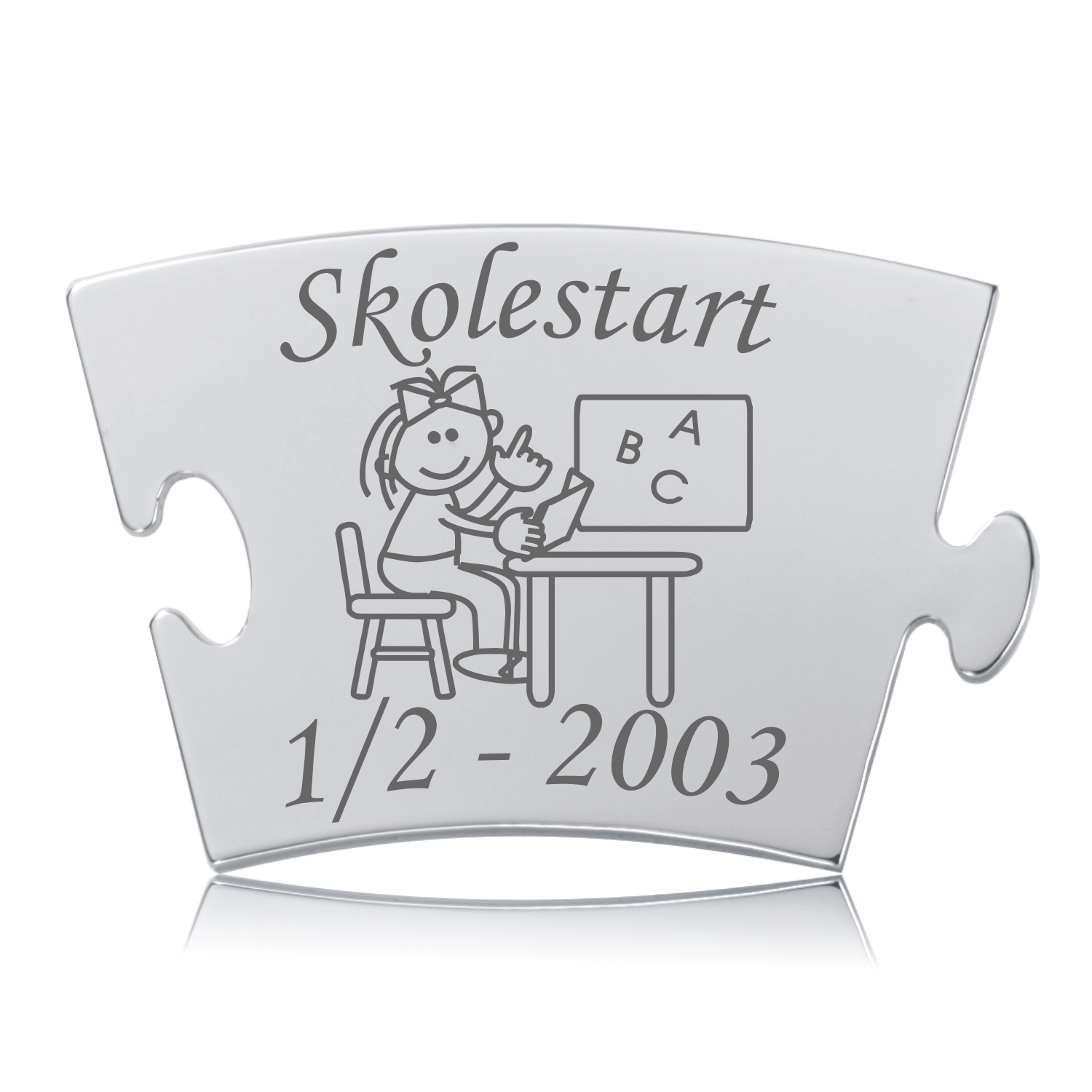 Skolestart Pige Memozz Mindebrik Skolestart Pige Memozz brik i poleret stål med gravering af pige ved skolebord og teksten "Skolestart"