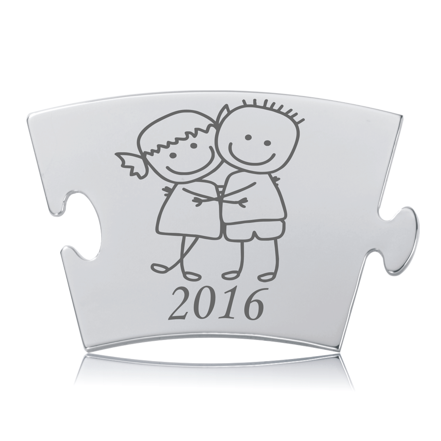 Memozz Classic Årsbrik 2016 med to krammende børn. En skinnende stålplade med gråhvid lasergravering.
