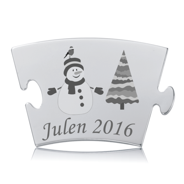 Årets Julebrik 2016 i rustfrit stål med graveret snemand og juletræ. Tekst: "Julen 2016".