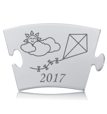 Memozz Classic Årsbrikken 2017 i skinnende rustfri stål med graveret motiv af sol, skyer og drage