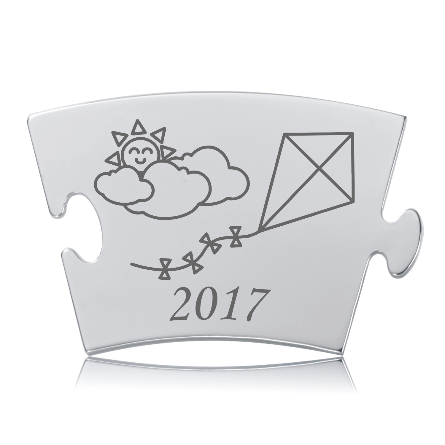 Memozz Classic Årsbrikken 2017 i skinnende rustfri stål med graveret motiv af sol, skyer og drage