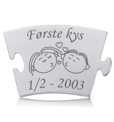 Memozz Classic brik “Første kys” med to ansigter, der kysser, og et hjerte på en blank, håndpoleret baggrund af rustfrit stål