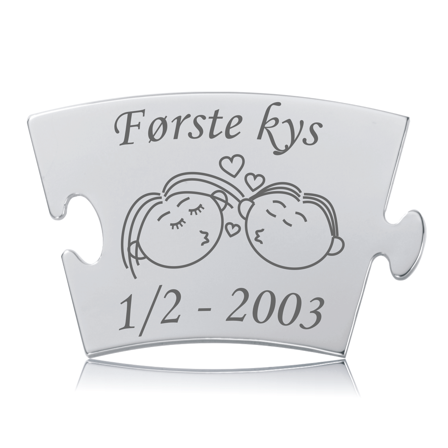 Memozz Classic brik “Første kys” med to ansigter, der kysser, og et hjerte på en blank, håndpoleret baggrund af rustfrit stål