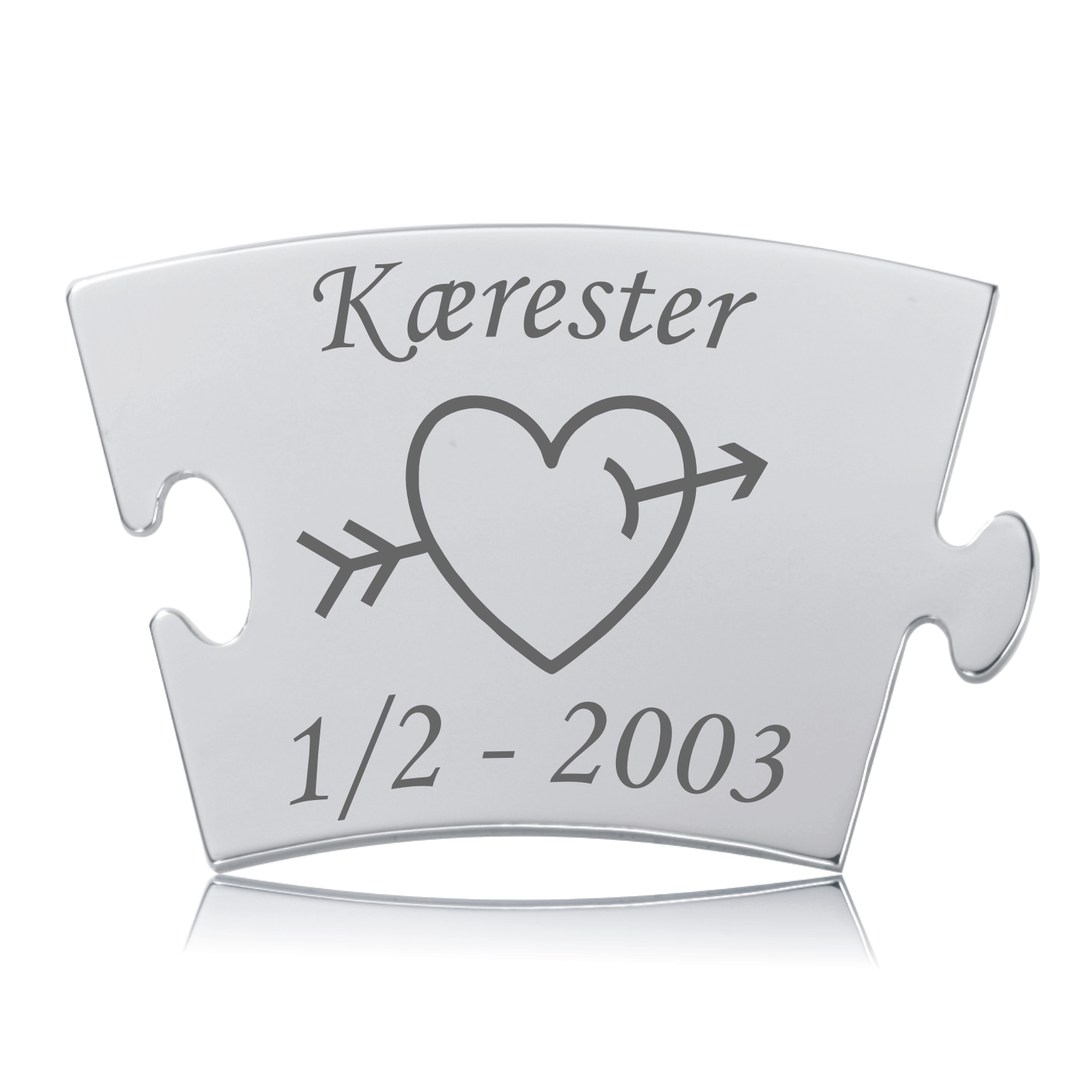 Memozz Classic brik "Kærester" i blankpoleret rustfrit stål med tydelig mørk lasergravering af "Kærester" og et hjerte med pil
