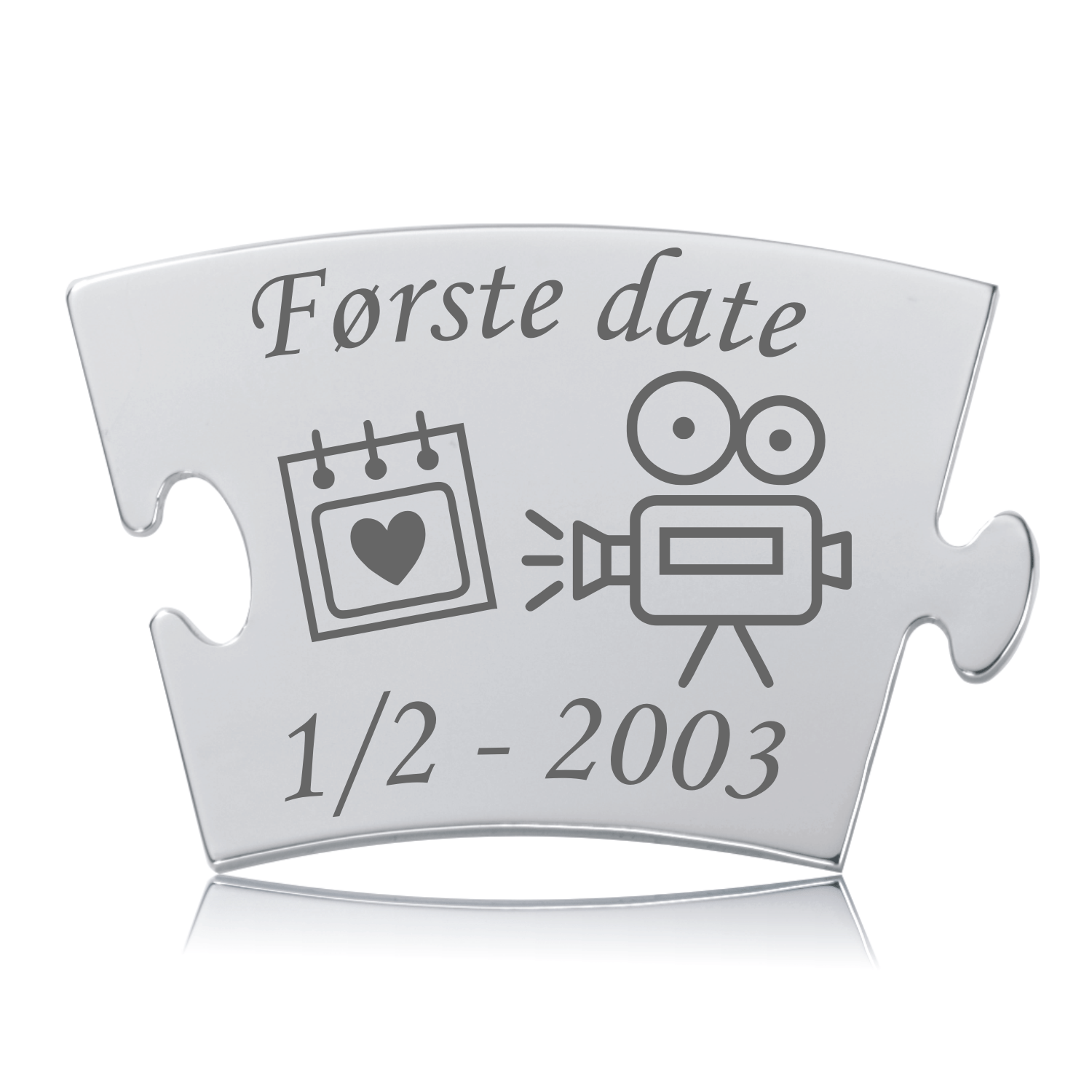 Memozz Classic Første Date Brik Bio Første date Memozz Classic brik i håndpoleret rustfrit stål med gravering af kalender og filmkamera. Detaljeret og skinnende, med en datogravering under.