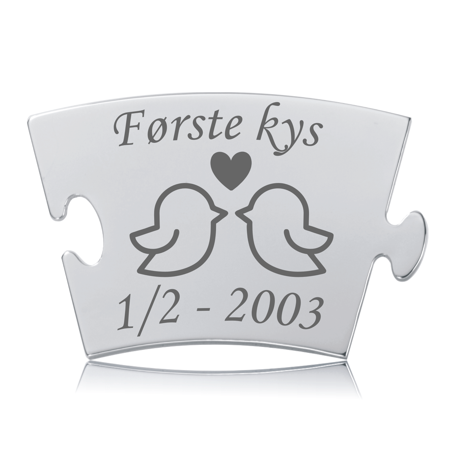 Memozz Classic brik "Første kys" med to fugle og hjerte, i skinnende rustfrit stål med mørk lasergravering for at forevige et romantisk øjeblik.