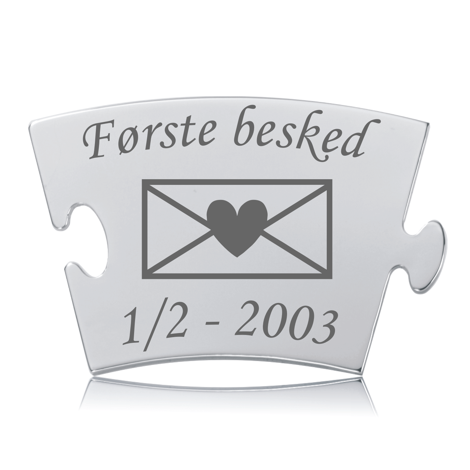 Blankpoleret Memozz Classic "Første besked" brik i rustfrit stål med graveret konvolut og hjerte