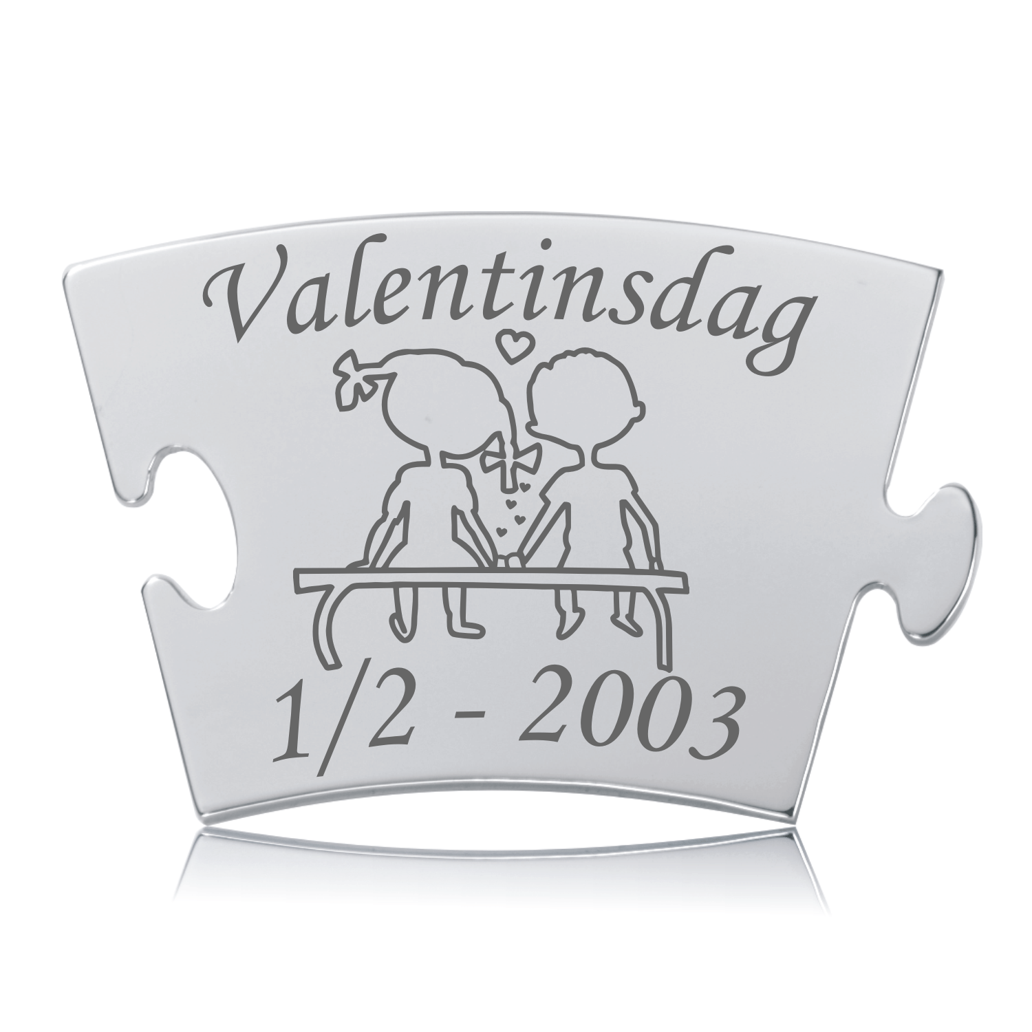Blankpoleret Memozz Classic brik i rustfrit stål med graveret Valentinsdag motiv af et forelsket par og datoen 1/2-2003