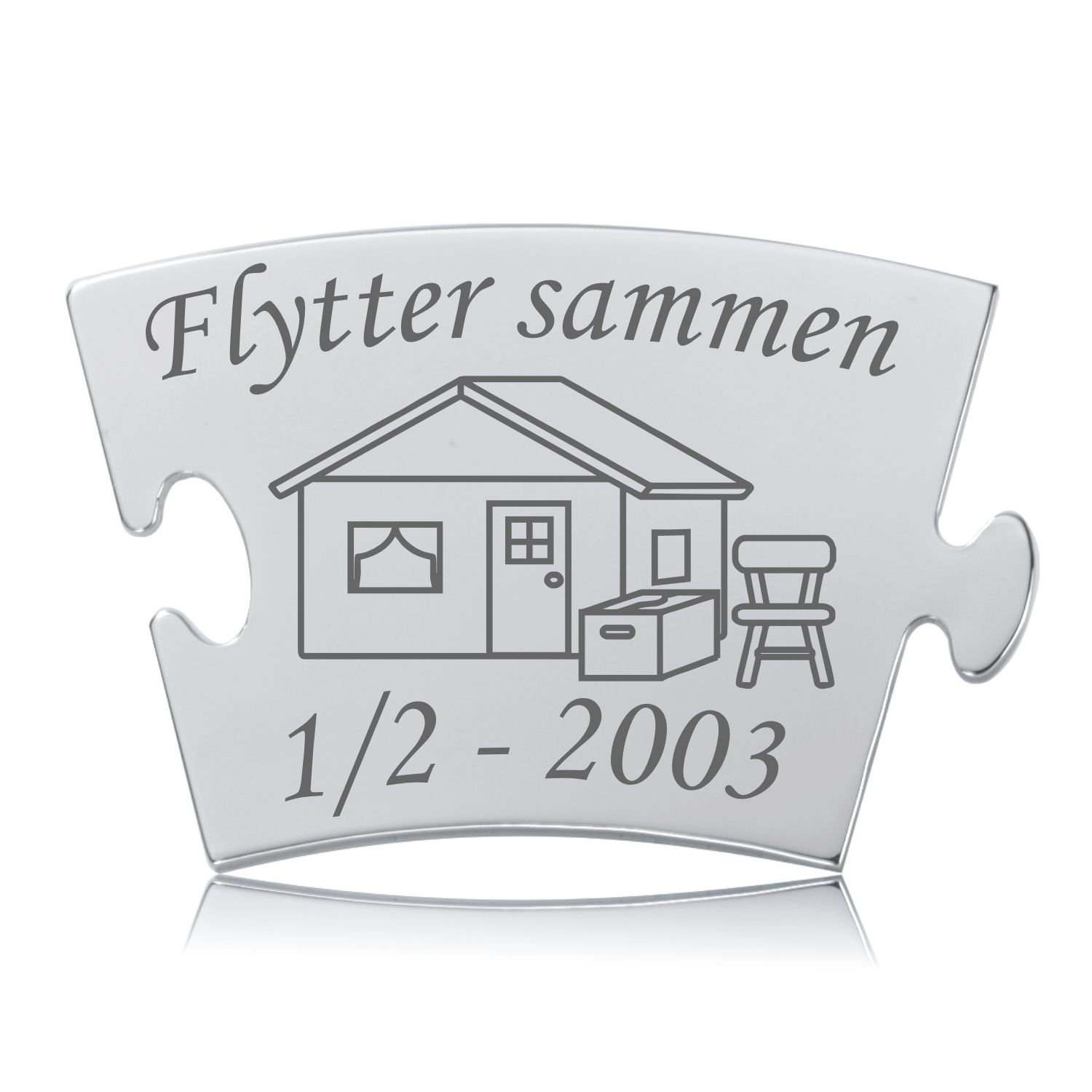 Memozz Classic brik "Flytter sammen" i poleret stål, graveret med hus, kasse, stol og tekst.