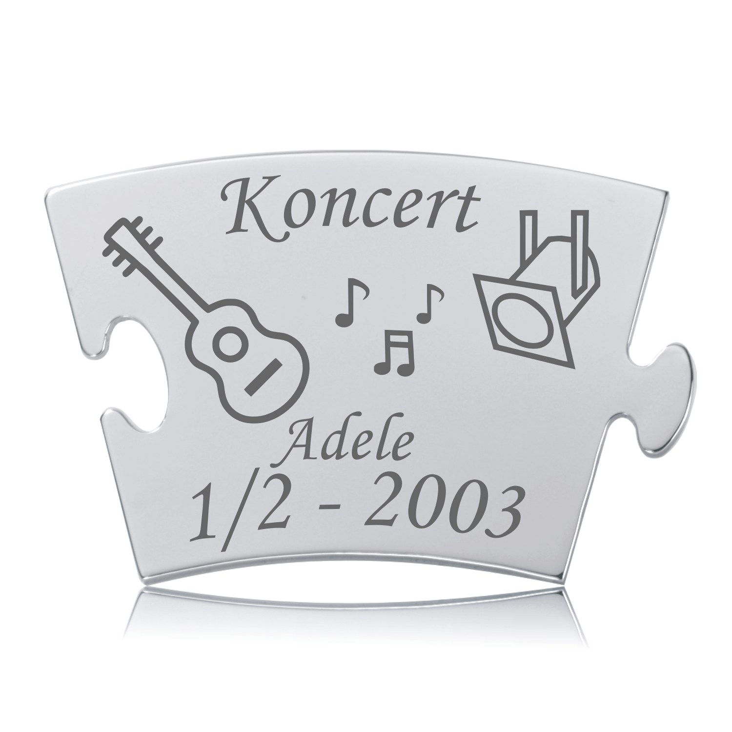 Memozz Classic Koncert mindebrik i blankt, rustfrit stål med gravering af guitar, noder, spotlight og teksten "Koncert Adele 1/2 - 2003"