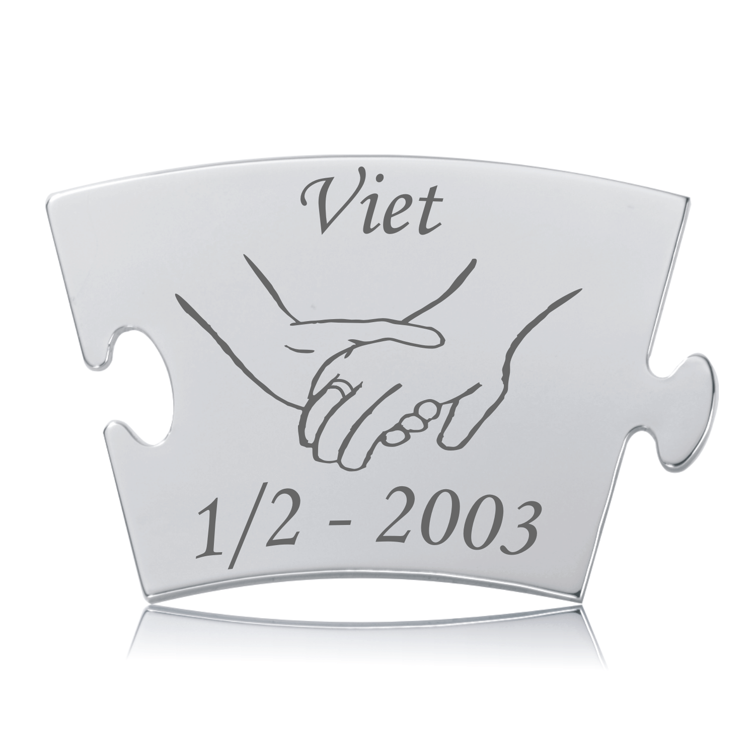 Memozz Classic brik "Viet - Model Hænder" i blankt, rustfrit stål med gravering af to hænder og en dato, reflekterende overflade.