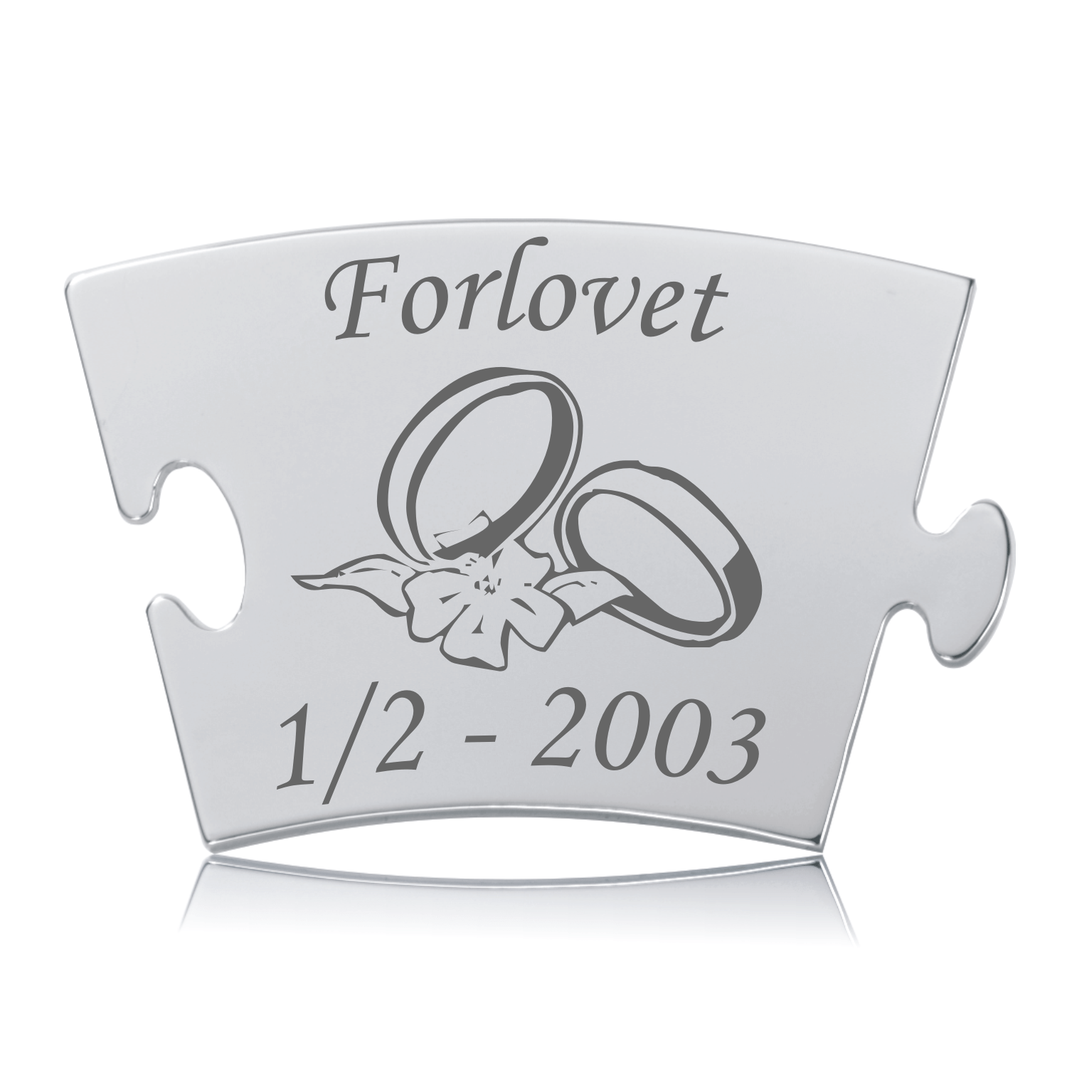 Blankpoleret Memozz Classic brik i rustfrit stål for forlovelse, med graveret blomst, to ringe, og dato.