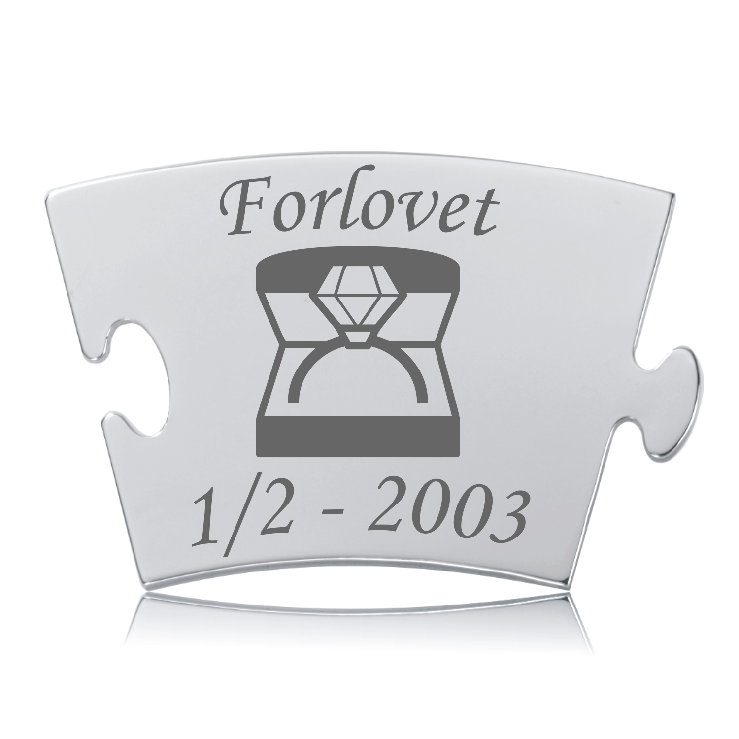 Memozz Classic "Forlovet - Model Diamant" mindebrik i skinnende rustfrit stål med tydelig gravering af teksten "Forlovet" og en diamantring i en æske.