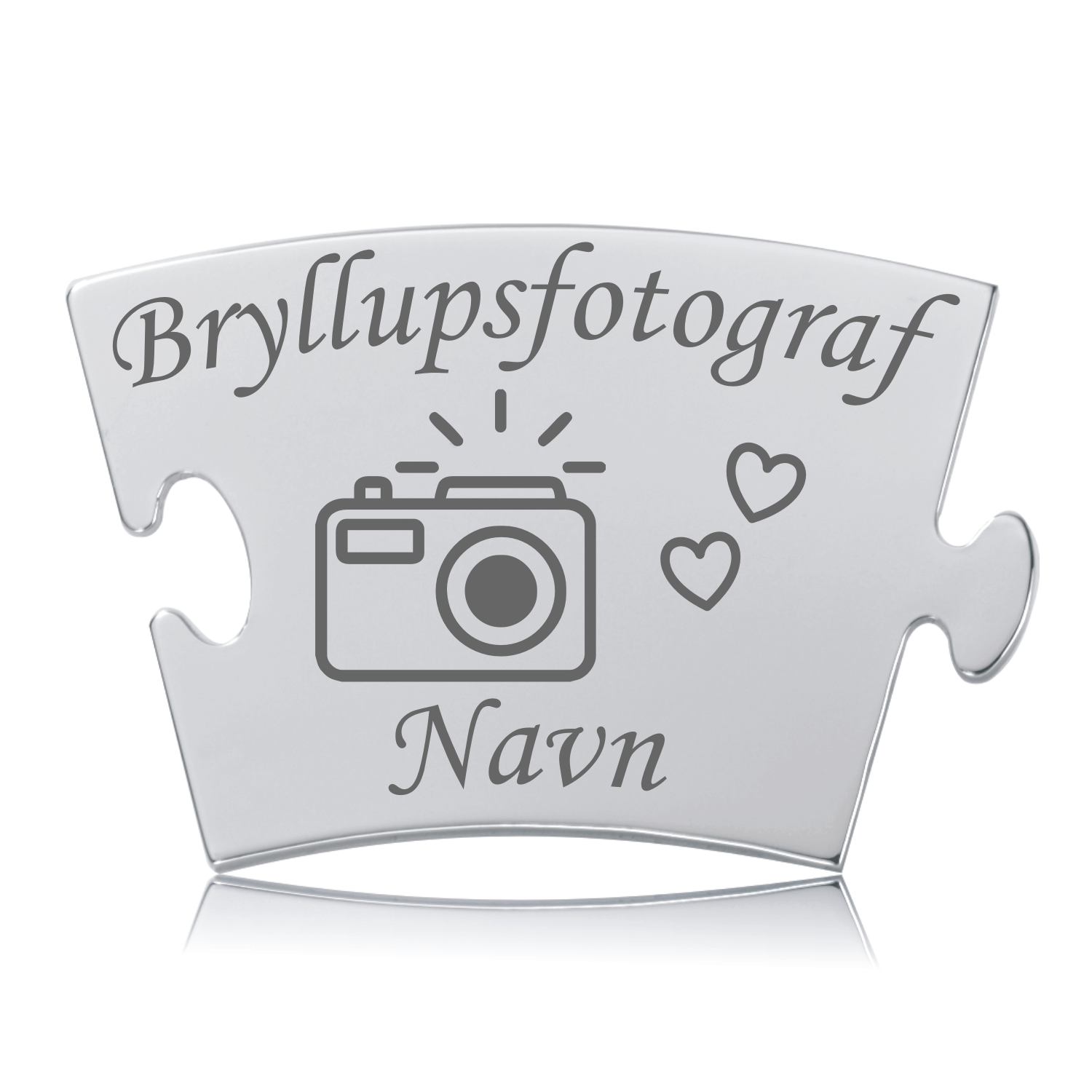 Blankpoleret Memozz Classic brik i rustfrit stål med teksten "Bryllupsfotograf" og et kamera ikon indgraveret