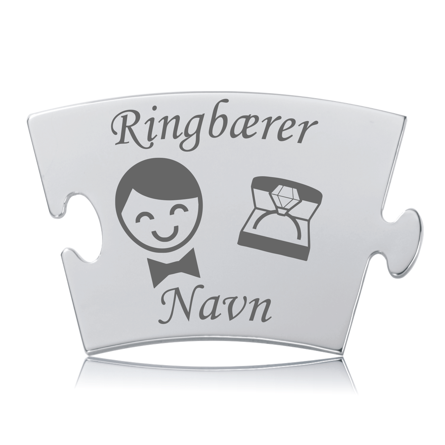 Ringbærer brik i poleret rustfrit stål med gravering af glad dreng med butterfly og vielsesring i æske til Memozz Classic mindetavle.