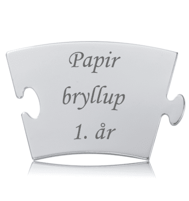 Blank, sølvfarvet Papirbryllup brik med teksten "Papir bryllup 1. år" graveret i midten