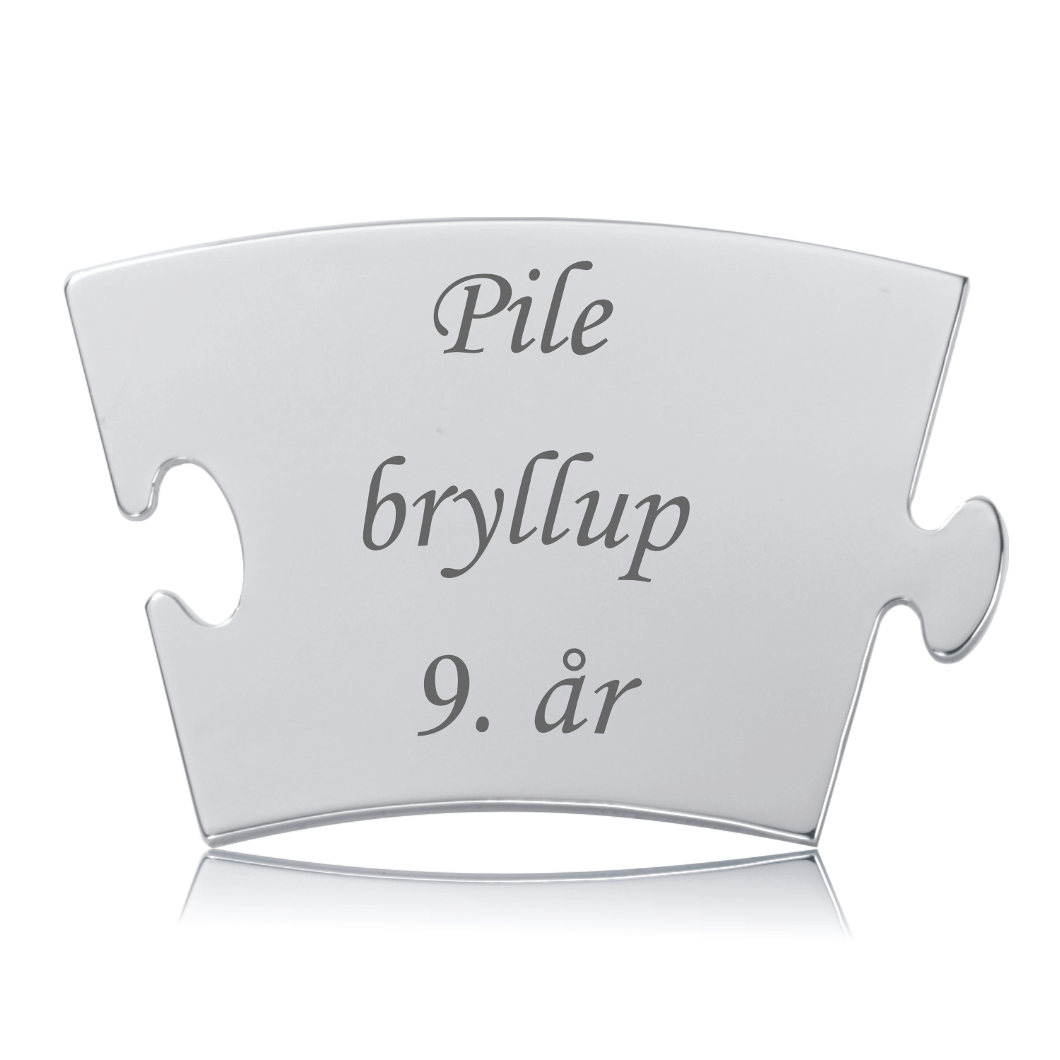 Blankpoleret stål brik til Memozz Classic mindetavle med lasergraveringen "Pile bryllup 9. år" skrevet i en elegant skrifttype.