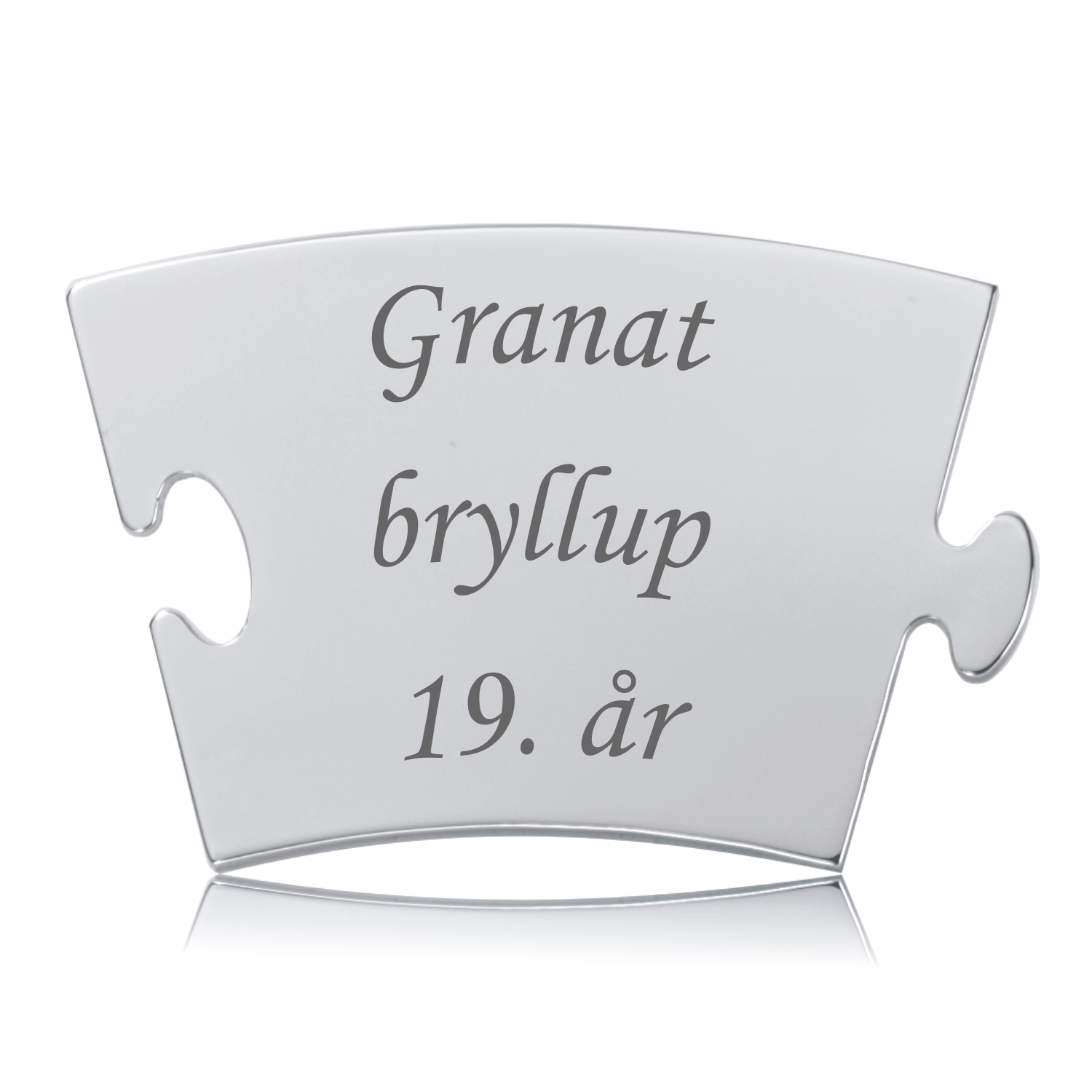 Granatbryllup mindebrik i skinnende rustfri stål med graveringen "Granat bryllup 19. år" i elegant skrifttype.