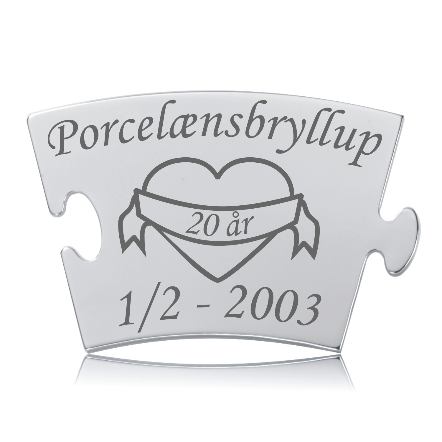 Blankpoleret stål brik til Memozz Classic mindetavle, graveret med "Porcelænsbryllup", et hjerte med "20 år" og en specifik dato